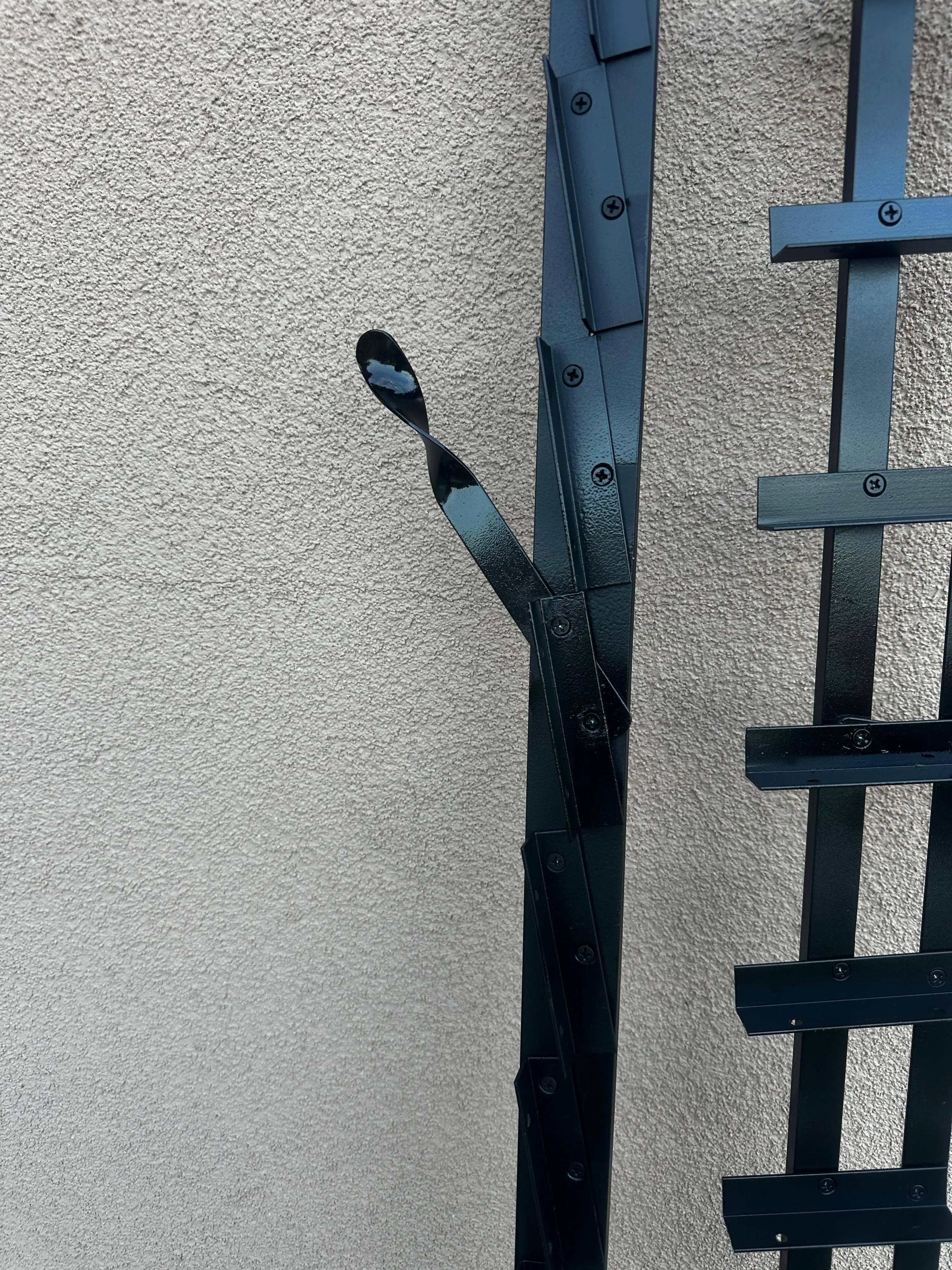 Close-up pe sistemul de glisare — profil din aluminiu și lamele